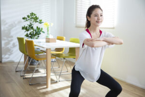 ぎっくり腰は筋トレで予防！自宅でできるスクワットの正しい手順を解説