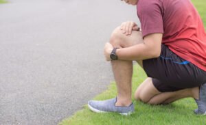 ランニングで膝に痛みが起こる原因と5つの対処法を解説