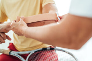 テニス肘は整骨院で施術できる！保険の適用条件についても解説